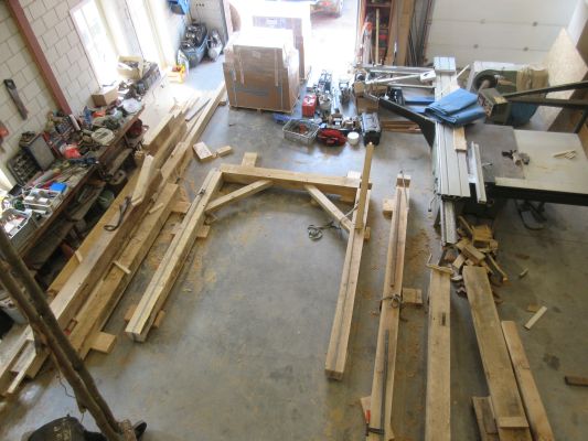 De spanten werden op de werkvloer passend gemaakt, alles dmv pen- en gatverbindingen, geborgd door houten toog-nagels.